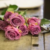 Vorbereitung der Trauerfloristik mit Rosen und Rosenschere auf dem Tisch
