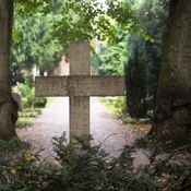 Grabmal auf dem Friedhof als Symbol für die Sterbegeldversicherung