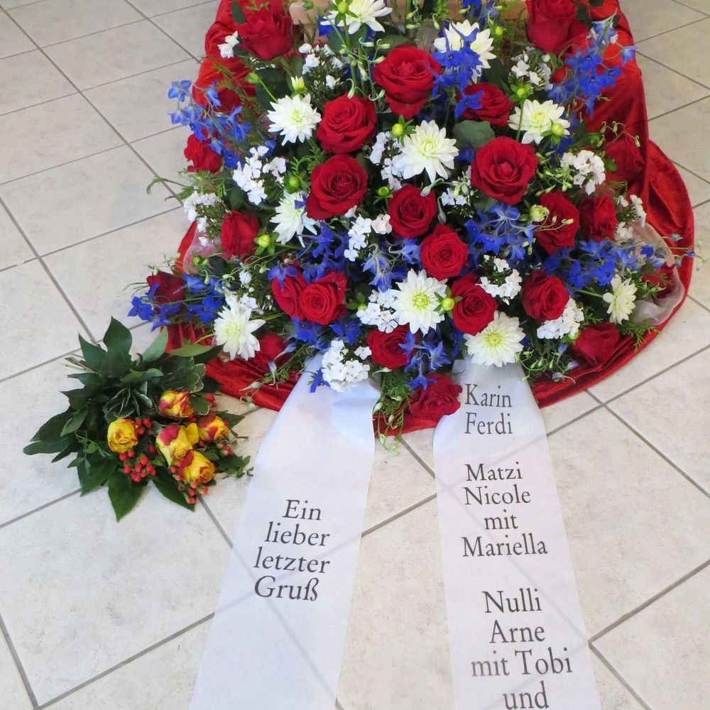Trauergesteck groß mit weißen, roten und lilafarbenen Blumen
