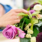 Petersdotter Floristin arrangiert Blumen für die Trauerfeier
