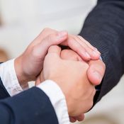Händeschütteln als Symbol für die Vertrauensperson bei einer Patientenverfügung