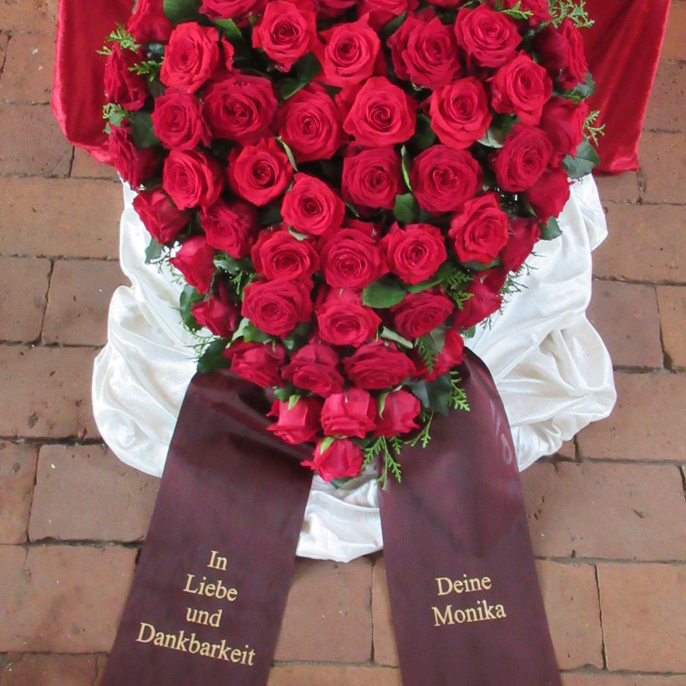 Trauergesteck in Herzform mit roten Rosen