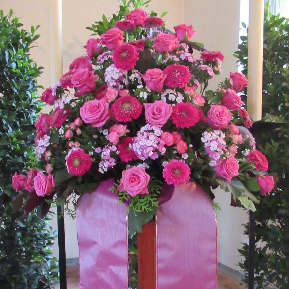 Trauergesteck mit pinkfarbenen und rosafarbenen Blumen
