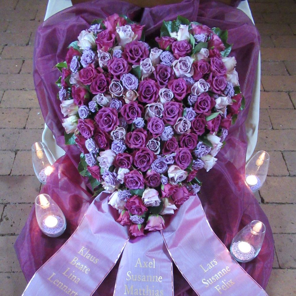 Trauergesteck in Herzform mit lilafarbenen Blumen