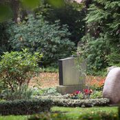 Grabstein auf dem Friedhof als Symbol für das Treuhandkonto