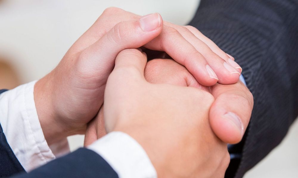 Händeschütteln als Symbol für die Vertrauensperson bei einer Patientenverfügung