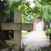 Steinkreuz auf dem Friedhof als Symbol für die Erdbestattung